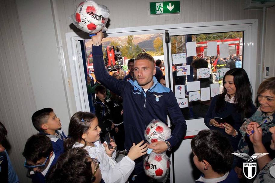 Ciro Immobile regala i palloni ai bambini dell&#39;Istituto Onnicomprensivo di Amatrice. Twitter Lazio